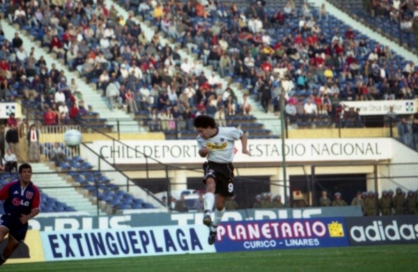 Colo Colo jugó un Superclásico sin el logo del fabricante de su camiseta.