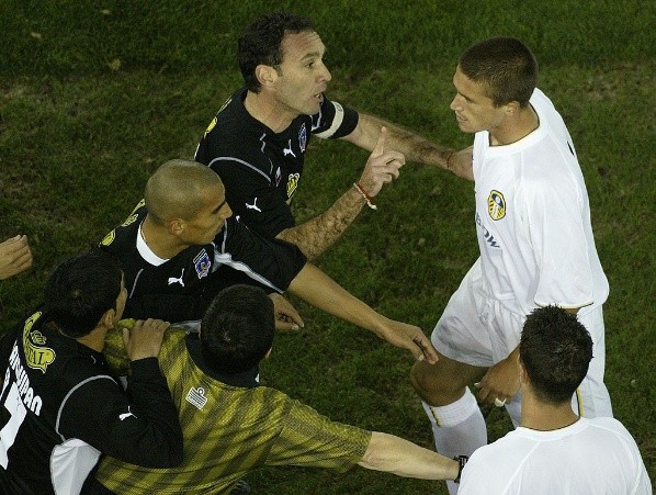 Marcelo Espina calmando los ánimos en un partido que se jugó a dientes apretados / FOTO: Getty Images