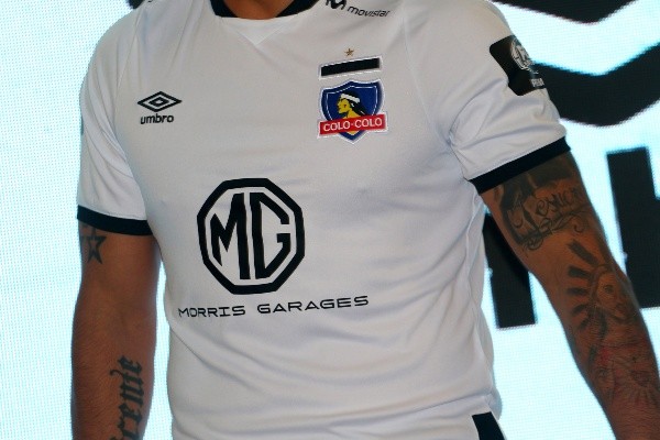 Colo Colo presentó su camiseta Umbro con bombos y platillos el año pasado.