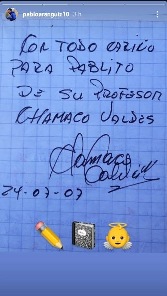 El cuaderno que Chamaco le firmó a Pablo Aránguiz.