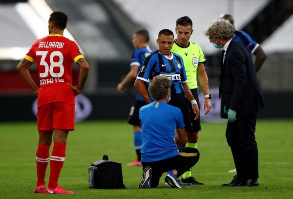 Alexis se lesionó en el partido ante el Bayer Leverkusen por cuartos de final.
