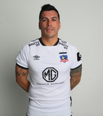 Esteban Paredes y el sponsor de DirecTV en la parte frontal de la camiseta