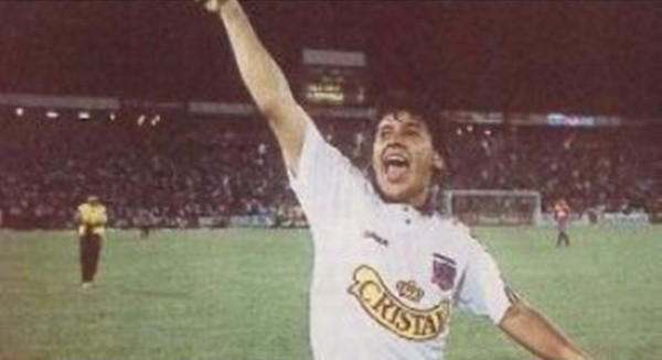 Contreras jugó durante dos temporadas en Colo Colo, donde ganó el título de Primera División 1993 y la Copa Chile 1994.