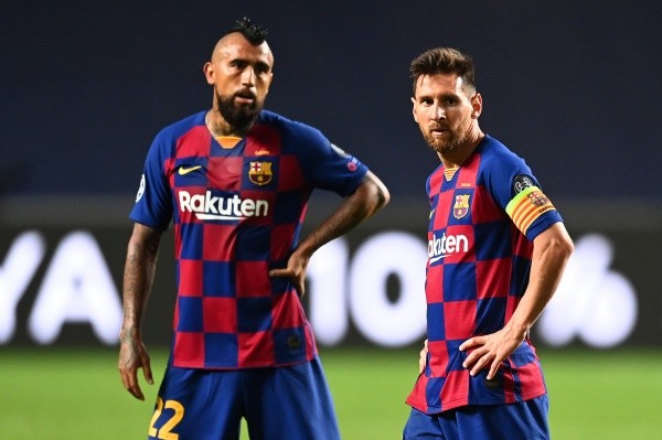 Arturo Vidal junto a Lionel Messi