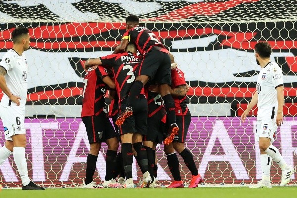 Paranaense 2-0 Colo Colo Paranaense 2-0 Colo Colo