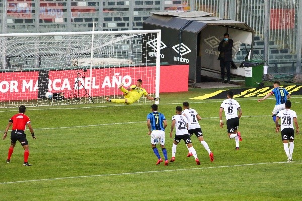 El penal de Claudio Sepúlveda para anotar el 1-0 de Huachipato sobre Colo Colo. | Foto: Agencia Uno.