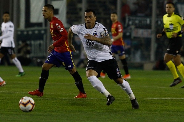 Esteban Paredes ante Unión Española Esteban Paredes ante Unión Española