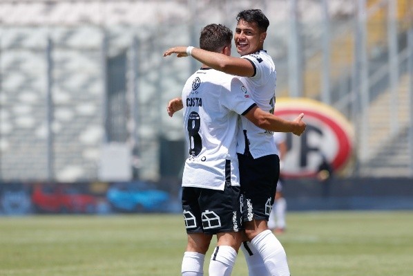 Iván Morales se abraza con Gabriel Costa tras el agónico gol del Cacique / FOTO: Agencia Uno