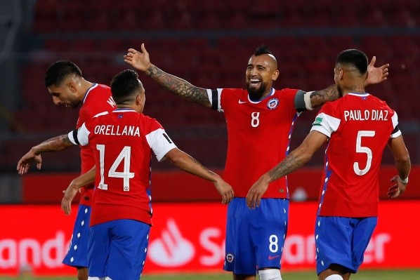 Arturo Vidal celebra uno de sus goles de esta noche en el Estadio Nacional / FOTO: Agencia Uno