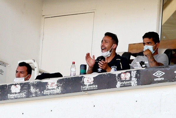 Jorge Valdivia alentó a sus compañeros desde la tribuna / FOTO: Agencia Uno