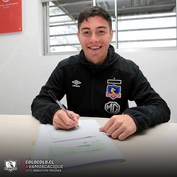 David Tati firmando su contrato profesional en Colo Colo