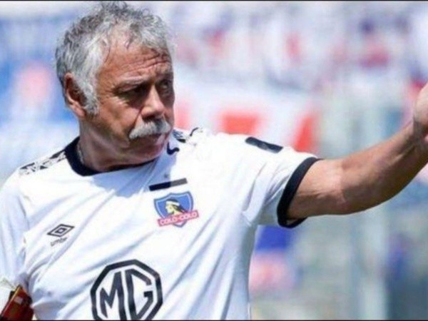 Carlos Humberto Caszely con la camiseta de Colo Colo