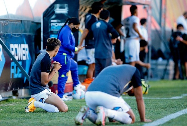 Pablo Solari rezando – Colo Colo vs Unión Española | Foto: Agencia Uno
