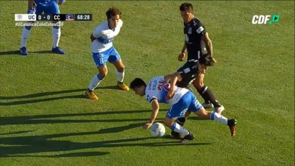 La pelota rebota y le pega directamente a Catuto. |Foto: Captura.
