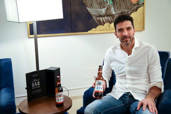Gianluigi Buffon con sus dos botellas de Budweiser