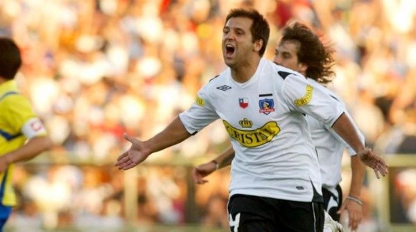 Biscaysacú festejando con la camiseta de Colo Colo | Foto: archivo