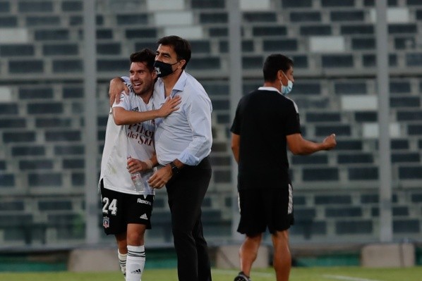 Gustavo Quinteros está actualmente luchando por salvar a Colo Colo del descenso. | Foto: Agencia UNO.
