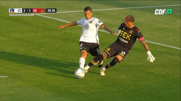 La infracción de Sánchez sobre Costa que no fue revisada.         Clara patada de Sánchez a Costa.