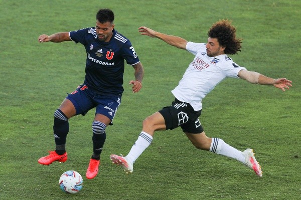 Maximiliano Falcón le ha dado solidez al fondo colocolino / FOTO: Agencia Uno