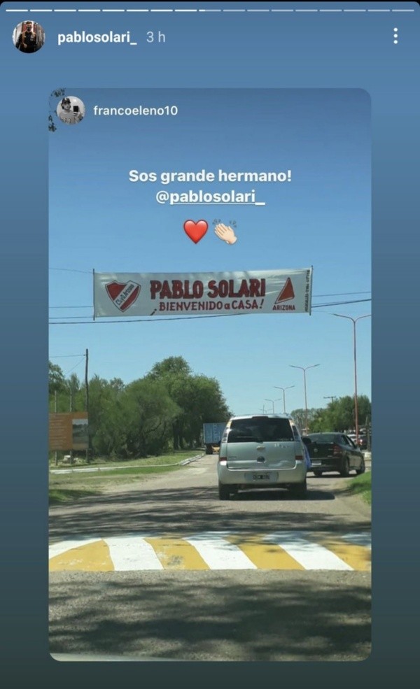 Pablo Solari y su cartel en las calles de Arizona