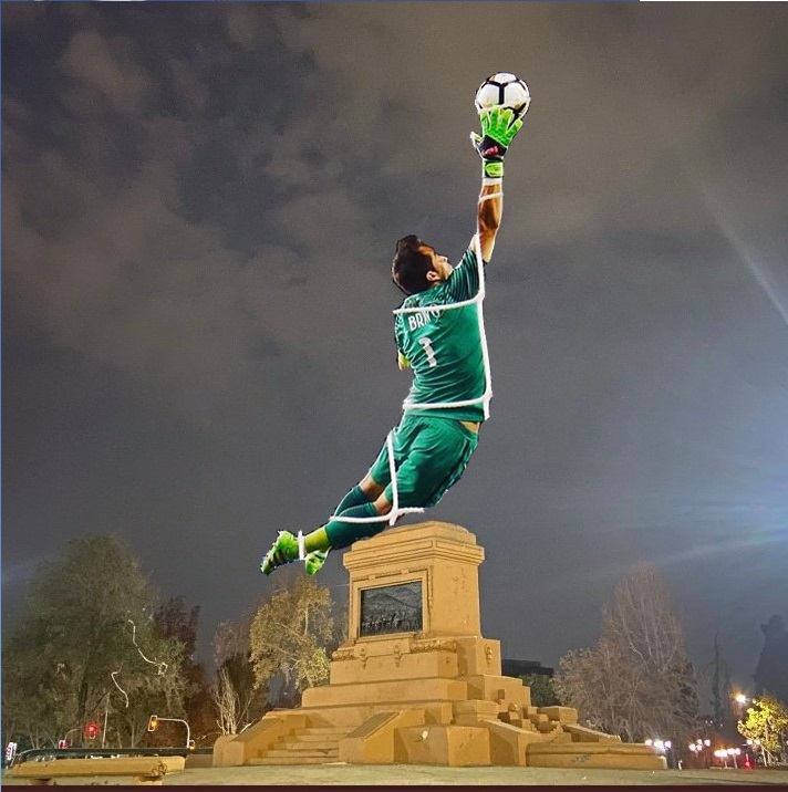 Claudio Bravo y un tapadón icónico en la final de la Copa América Centenario 2016. | Foto: Archivo.