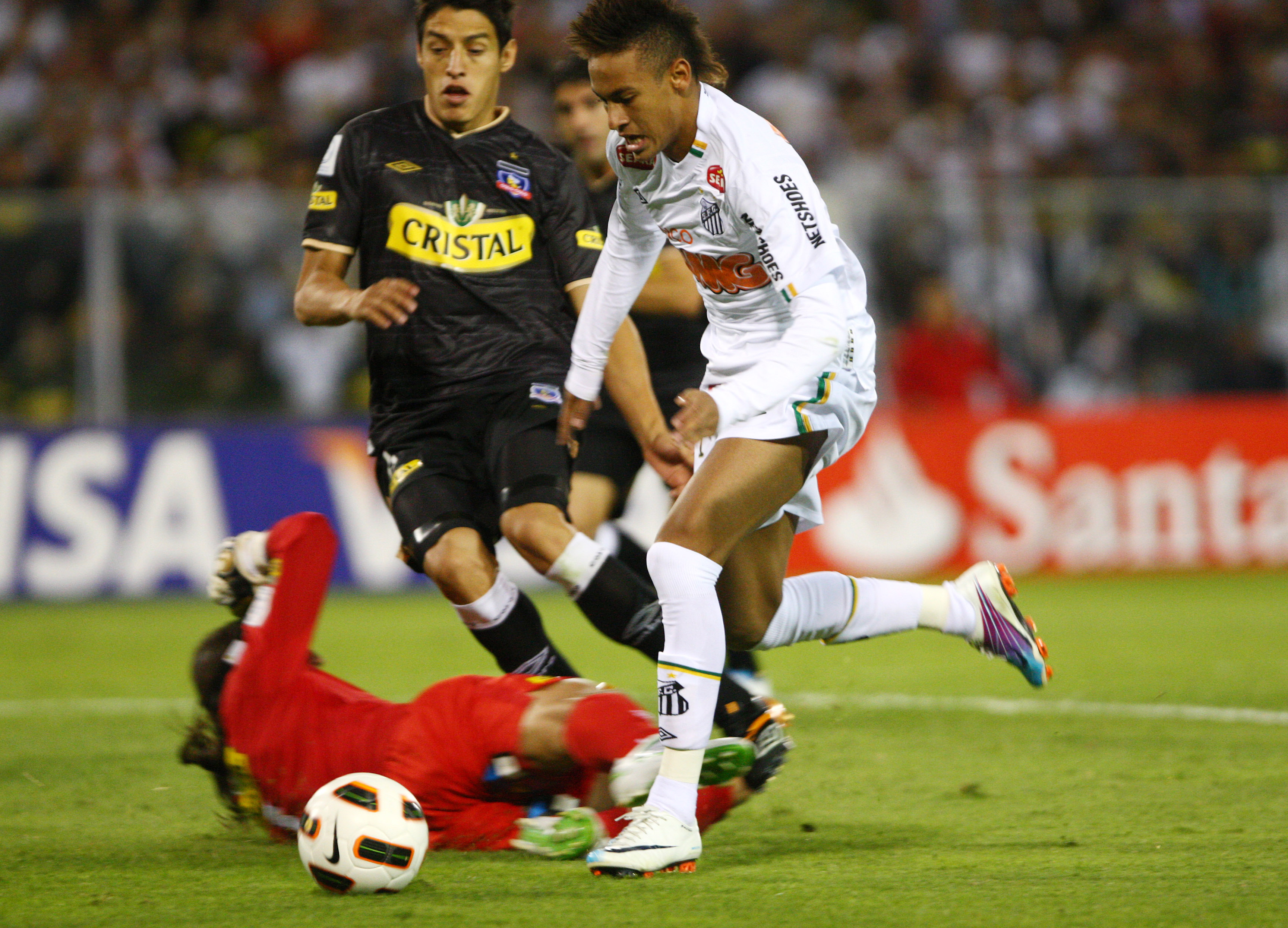 Neymar elude a Juan Castillo para poner el segundo de Santos / FOTO: Agencia Uno