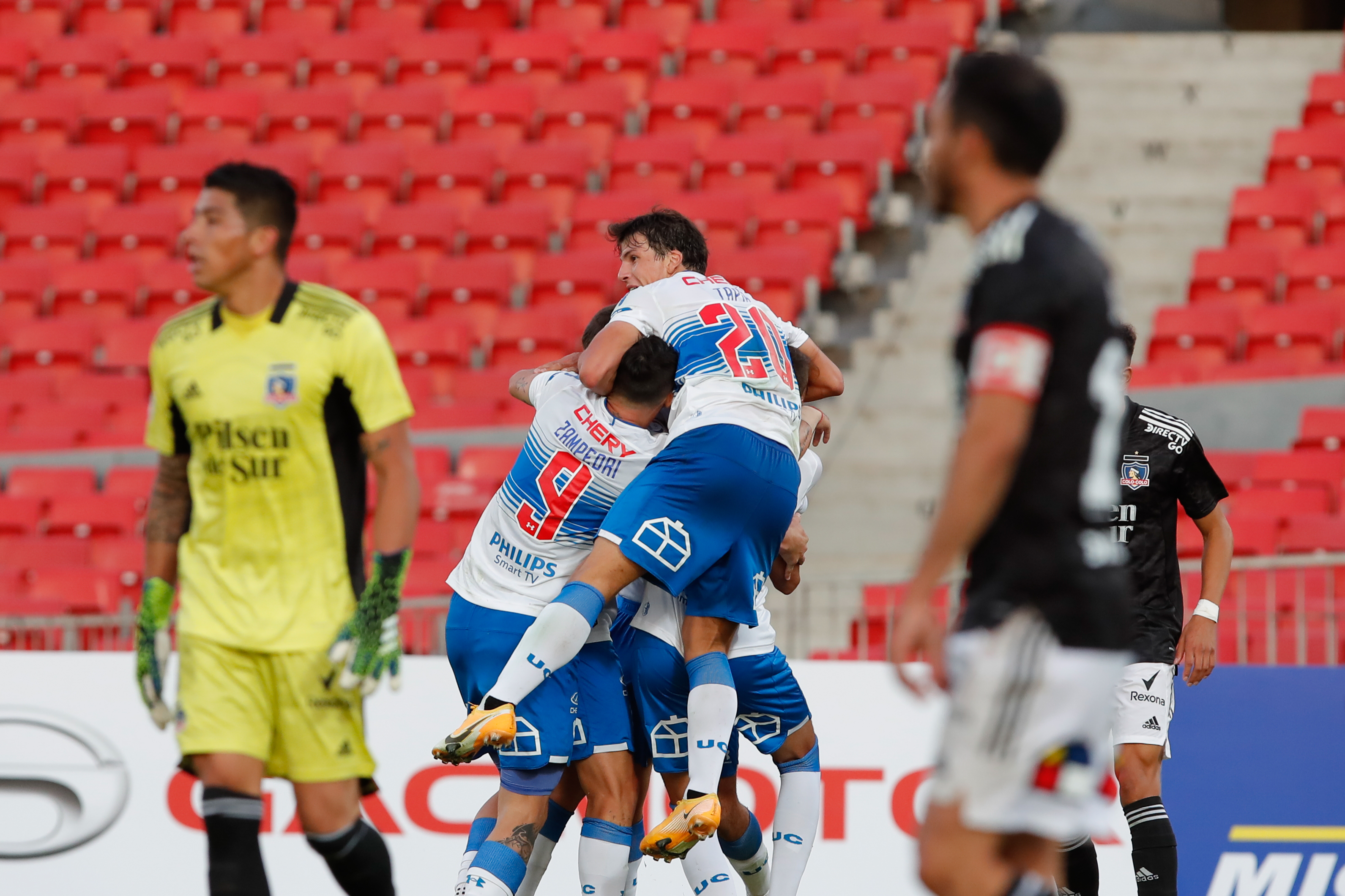 Colo Colo no pudo aguantar el 2-0 y terminó sucumbiendo con claridad ante la UC. | Foto: Agencia UNO.