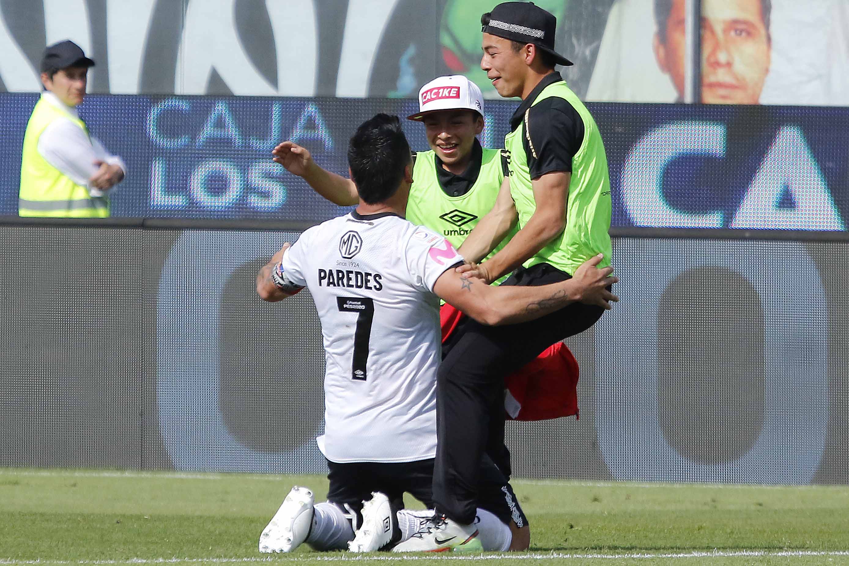 Esteban Paredes celebrando con sus hijos su gol 216 en la Primera División. | Foto: Agencia UNO.