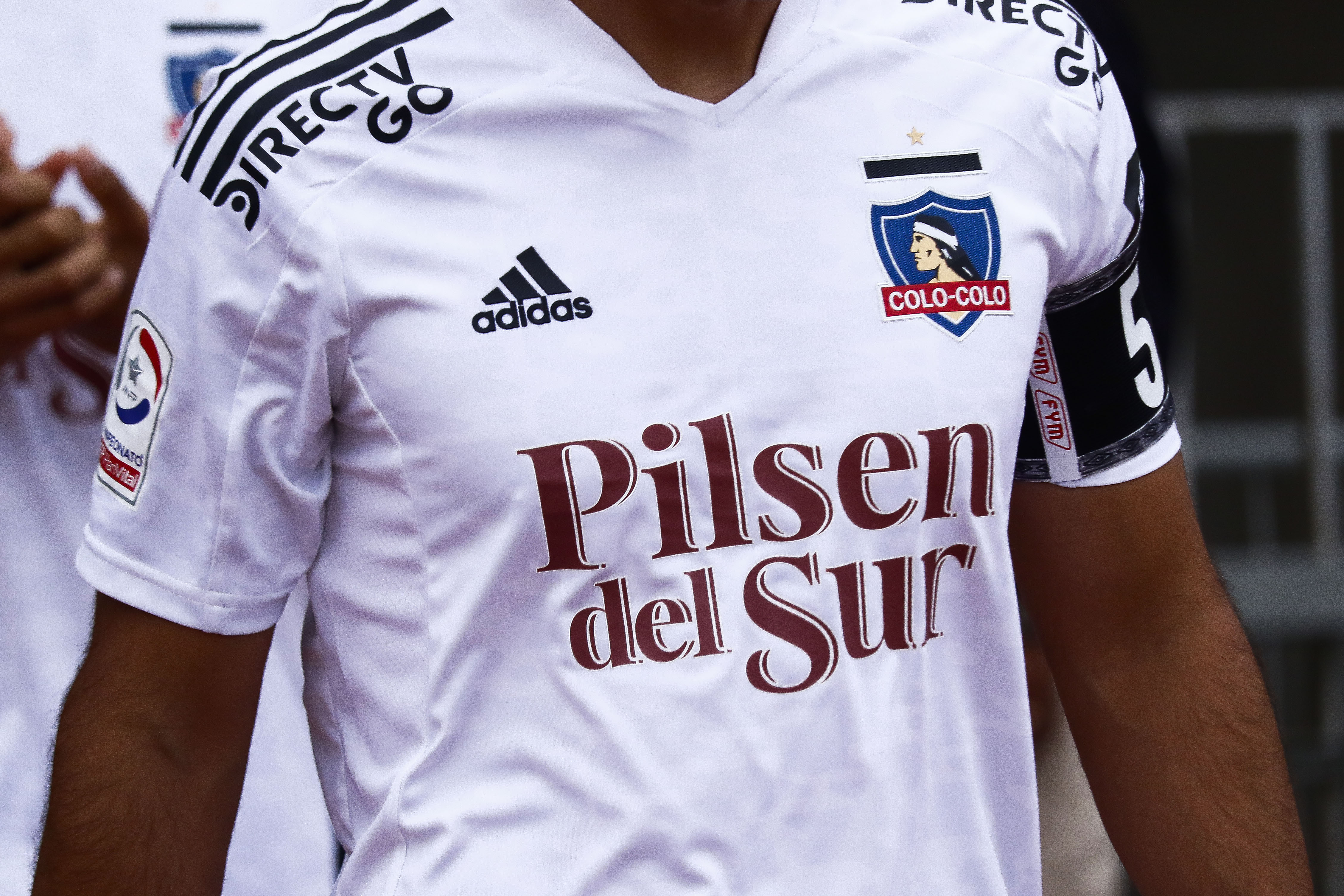Pilsen del Sur es el principal auspiciador de la camiseta de Colo Colo / FOTO: Agencia Uno