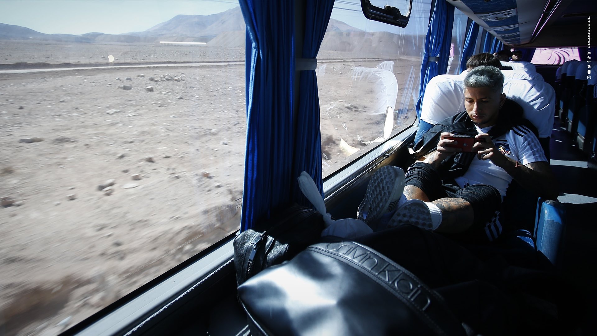 Brayan Vejar en el bus del Cacique en El Salvador. | Foto: Colo Colo.