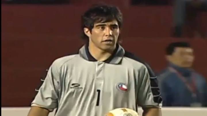 Claudio Bravo debutó con la camiseta de la selección chilena en la Copa América 2004. | Foto: Captura.