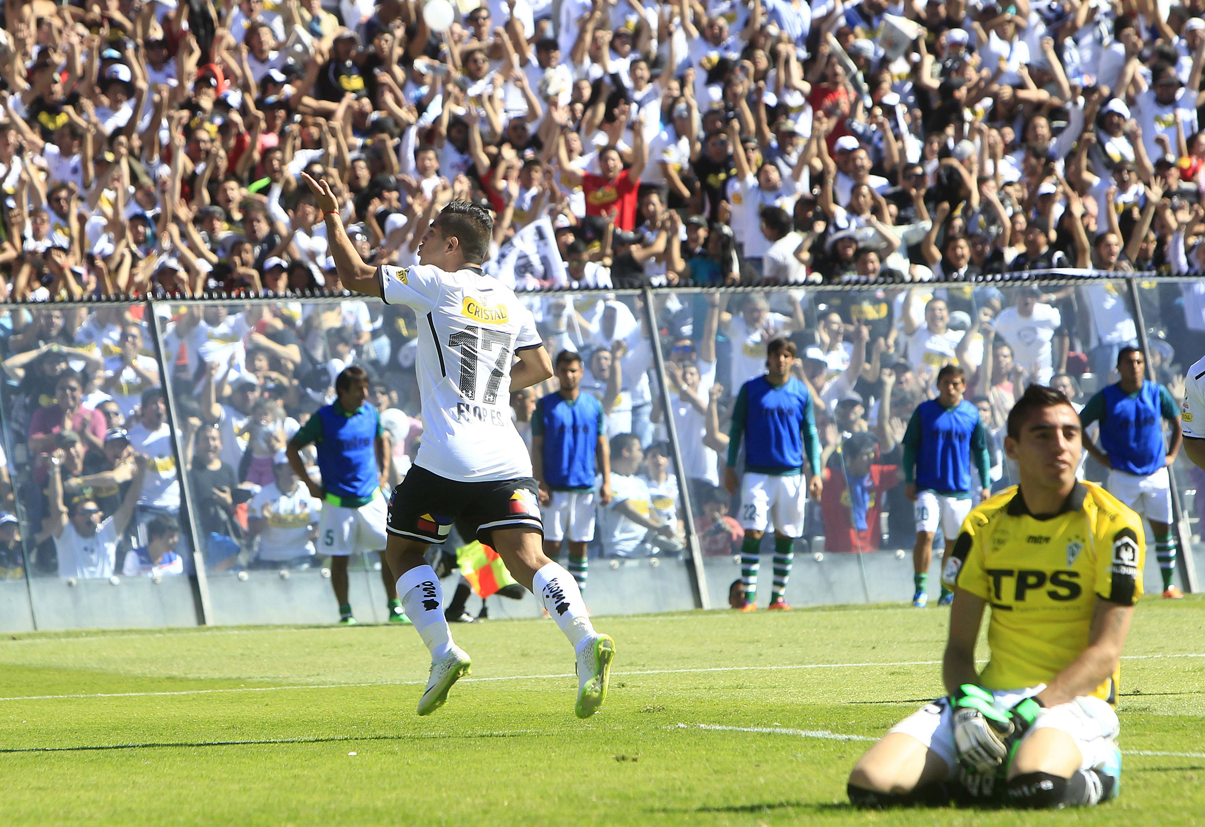 La celebración de Felipe Flores tras anotar el 1-0 ante Wanderers. | Foto: Agencia UNO.