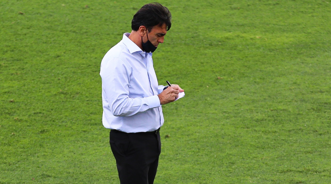 Gustavo Quinteros espera el cierre del libro de pases | Foto: archivo