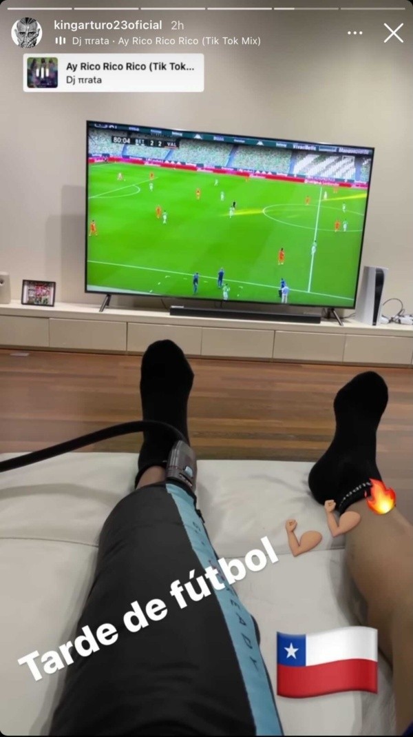 Arturo Vidal viendo el partido de Claudio Bravo / FOTO: Instagram