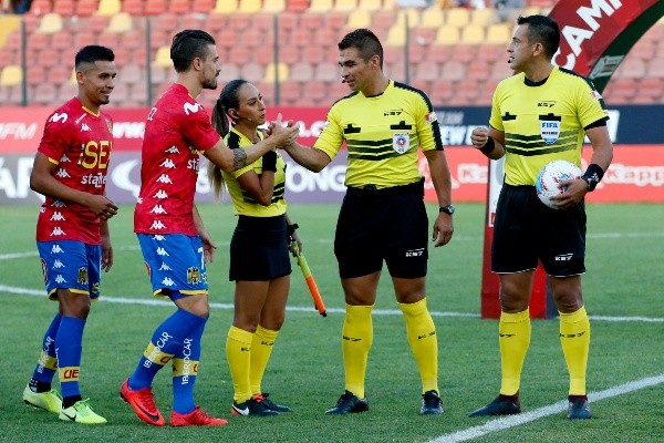 El debut de Cindy Nahuelcoy en el fútbol masculino en un partido entre Unión Española y Deportes Iquique / FOTO: Agencia Uno