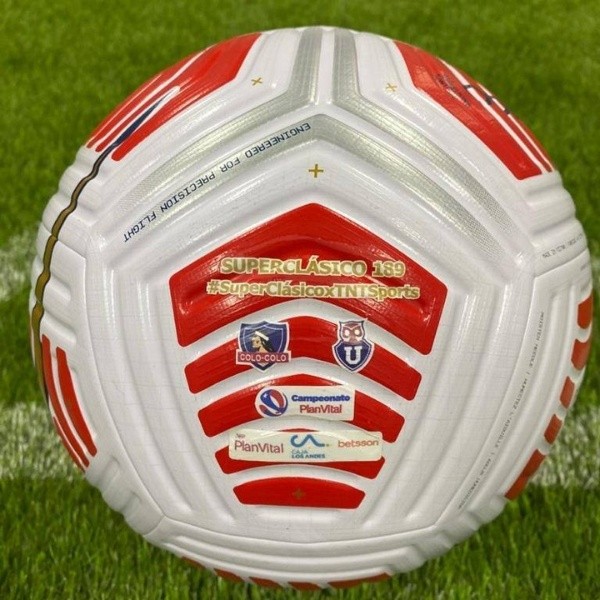 El balón que dará vida al nuevo duelo entre albos y azules. | Foto: TNT Sports.