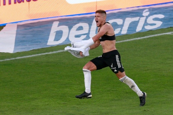 Leonardo Gil celebrando con todo su golazo / FOTO: Agencia Uno