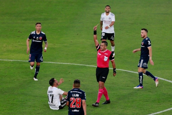 Gabriel Suazo viendo la roja en el Superclásico / FOTO: Agencia Uno