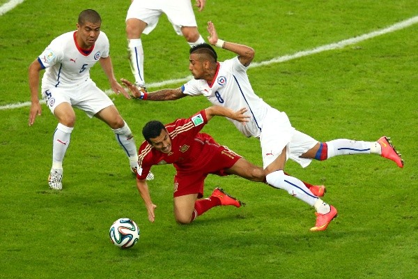 Arturo Vidal enfrentando a Xavi en el Mundial de Brasil 2014 / FOTO: Getty Images