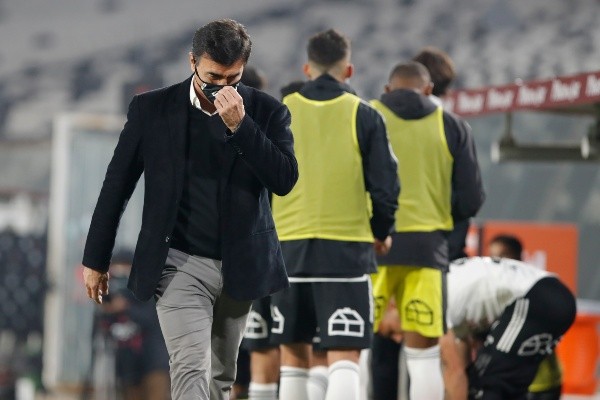 Gustavo Quinteros retirándose tras ser expulsado / FOTO: Agencia Uno