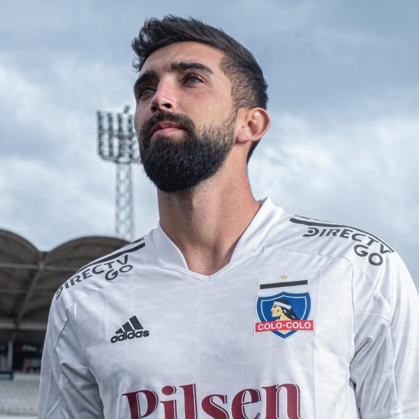 Emiliano Amor con la camiseta de Colo Colo | Foto: Colo Colo Oficial.