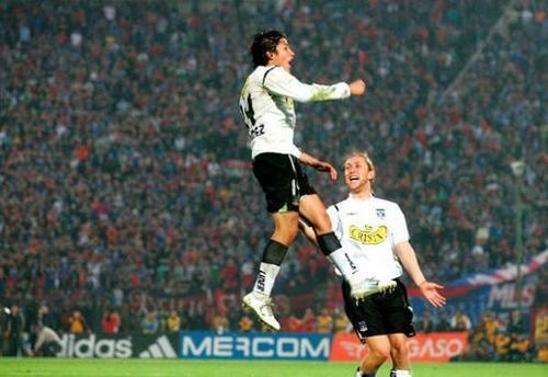 Se jugaba el minuto 90’ en la final de ida del apertura 2006 ante Universidad de Chile, y Matías nos deleitó con un golazo de tiro libre que nos dio la victoria en el último suspiro. Fuente: Archivo.