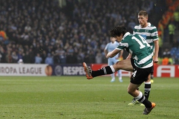 Tiro libre al City. Luego de no brillar como todos esperaban en Villarreal, el 14 partió a Sporting de Lisboa, en donde tuvo su mejor paso en Europa. Fuente: Archivo.