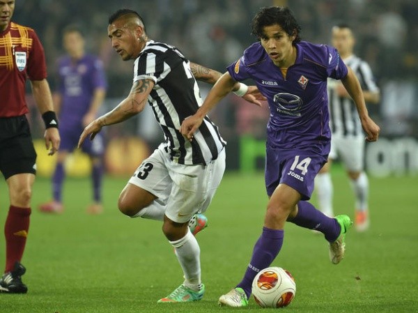 Tras su paso por Portugal, Fernández llegó a la Fiorentina y se enfrentó a su querido amigo Arturo Vidal que jugaba en la Juventus. Fuente: Archivo.