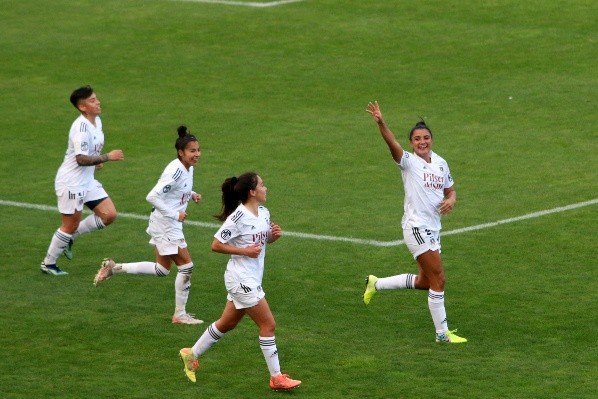 La goleadora celebrando uno de sus dos tantos convertidos ante Fernández Vial. | Fuente: Agencia UNO.