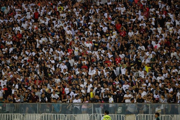 Hinchas de Colo Colo en el estadio Monumental