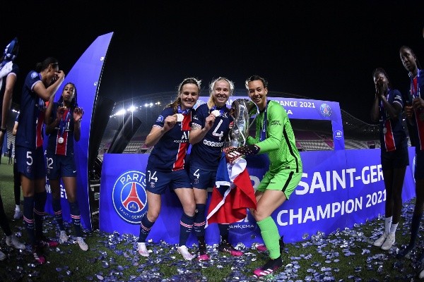 Tiane Endler bajó su primer título de liga con el cuadro de París. Fuente: Twitter PSG.