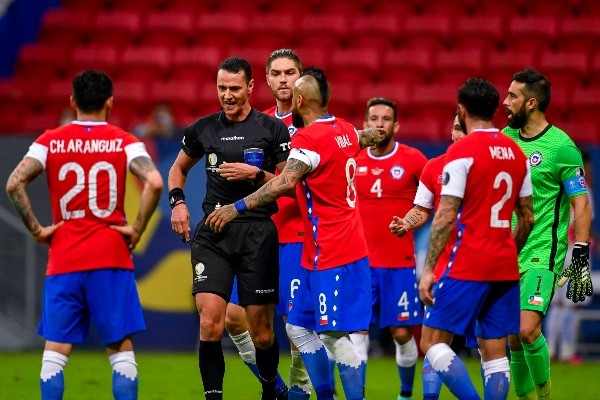 Los jugadores de la Roja se lanzaron contra Wilmar Roldán tras un penal no cobrado / FOTO: Agencia Uno