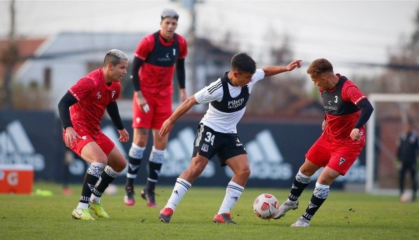 Vicente Pizarro sumó minutos ante el cuadro microbusero. Fuente: Colo Colo oficial.