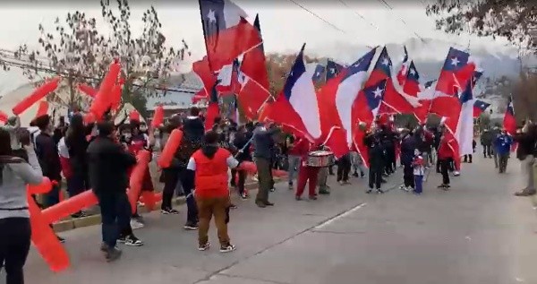 Cientos de hinchas llegaron a despedir a La Roja | Foto: captura